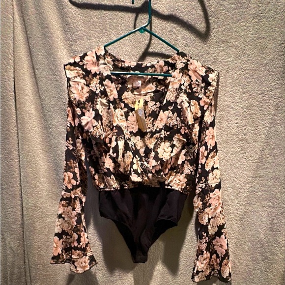 NWT Band of Gypsies floral bodysuit deep v neck ruffle Size M - Picture 1 of 1